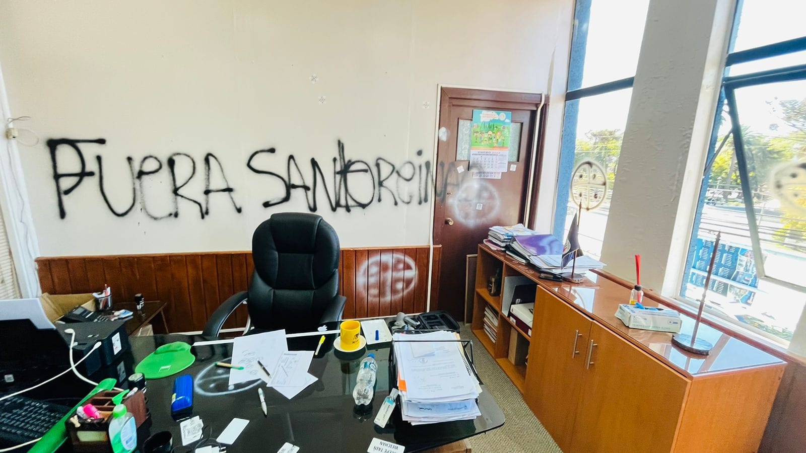 Comuneros mapuche se tomaron el municipio de Lebu y sacaron a empujones al alcalde