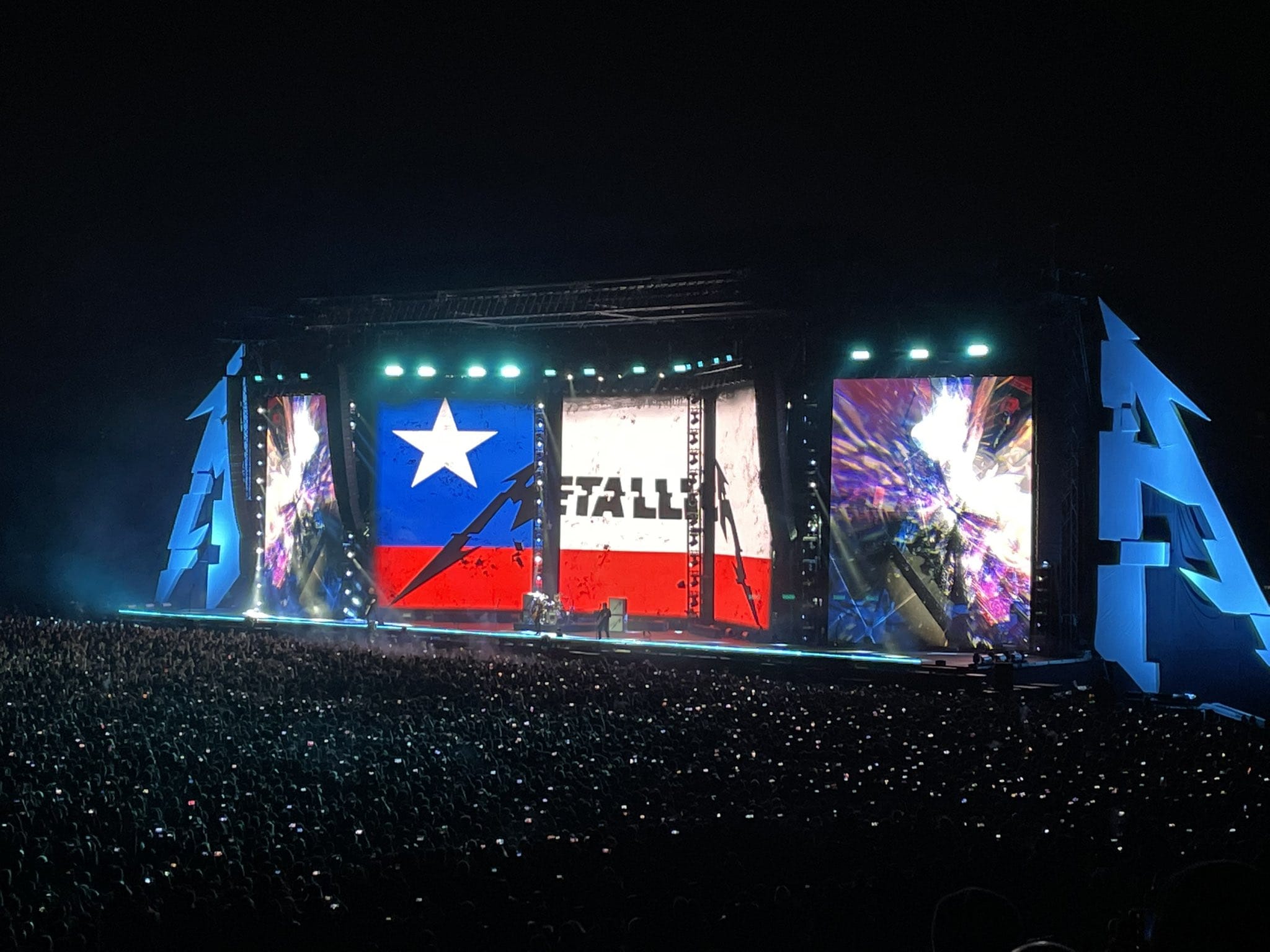 Mujer busca al chico que le tomó la mano mientras Metallica tocaba “Nothing Else Matters” en Chile