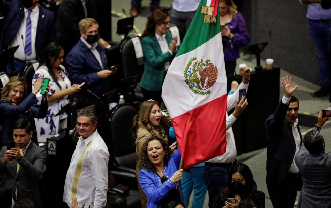 Presidente de México propone iniciativa para nacionalizar industria del litio