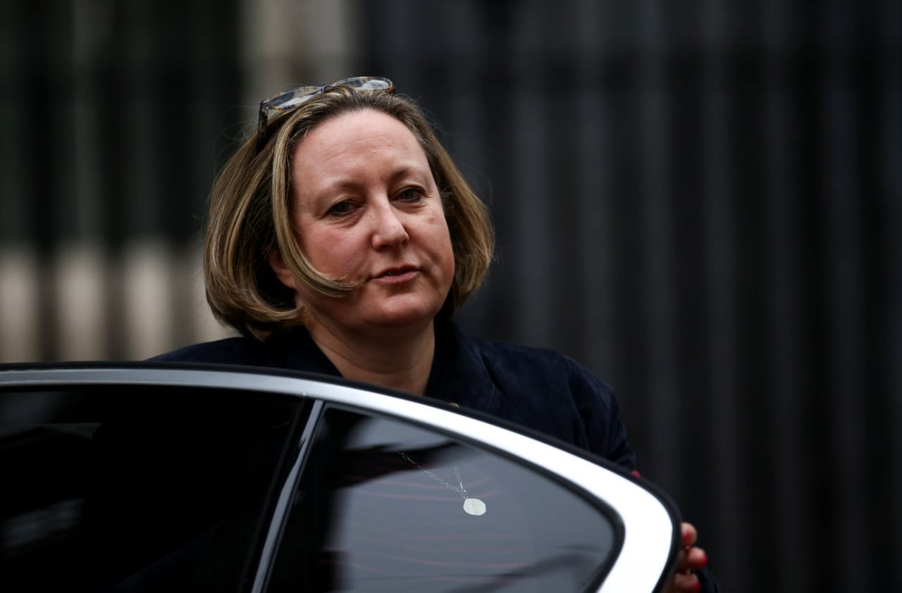 “Mantengan sus manos en los bolsillos”: La advertencia de ministra británica a legisladores por conductas indebidas
