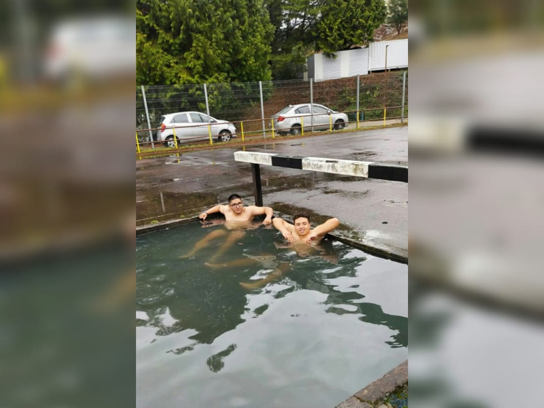 “Por fin tenemos piscina”: Estudiantes de la UdeC se lanzaron con la foto más viral tras fuerte lluvia