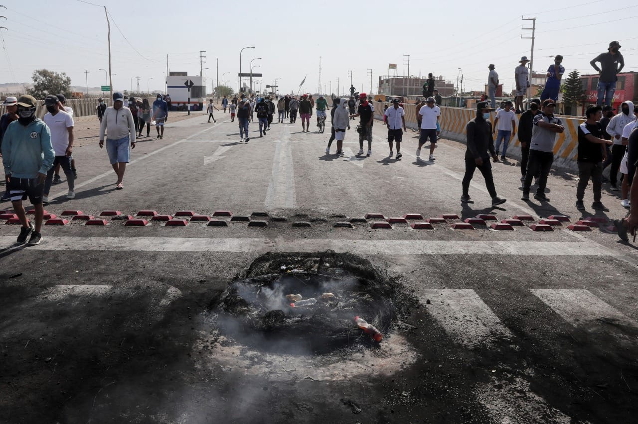 22 horas de toque de queda en Perú ante ola de protestas por alza en precios del combustible