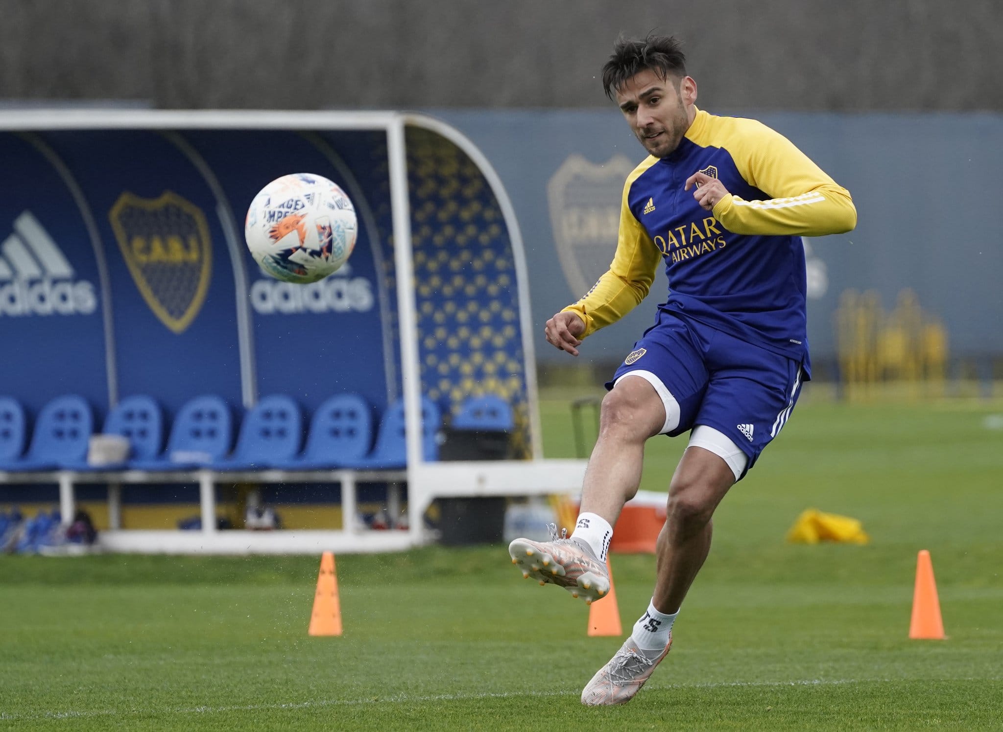 Jugador de Boca es buscado tras atropellar a su ex esposa