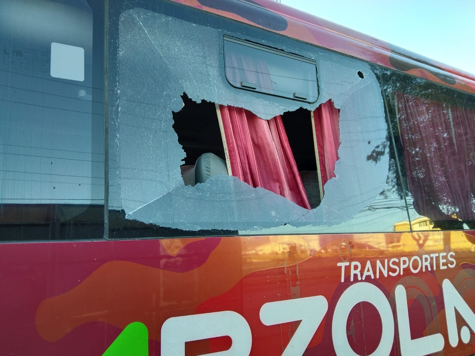 Sindicato de Trabajadores de Enap repudió ataque a buses que iban a parada de planta