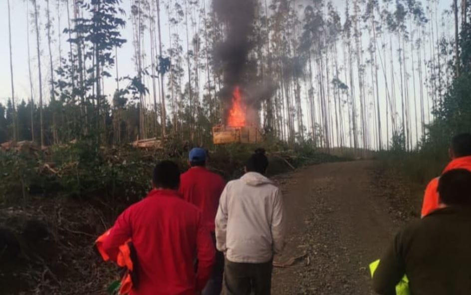 Queman vehículos forestales en Arauco: Primer ataque en Estado de Excepción en la provincia