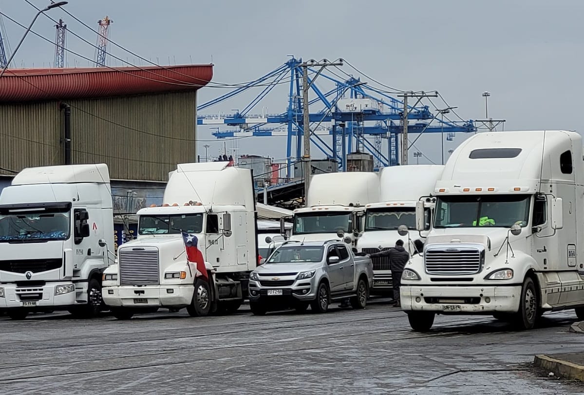 Camioneros bloquean Ruta 160 y acceso a Puerto de San Vicente exigiendo retorno del Estado de Excepción