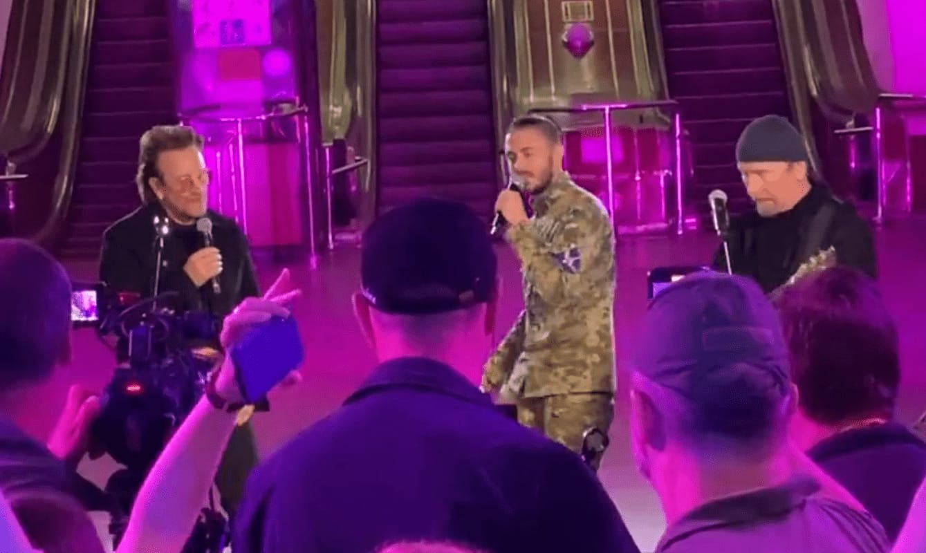 Alarmas antiaéreas sonaron en mitad del concierto de U2 en metro de Kiev