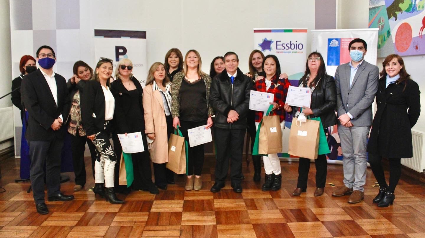 Mujeres jefas de hogar se certifican en gasfitería en la provincia de Concepción
