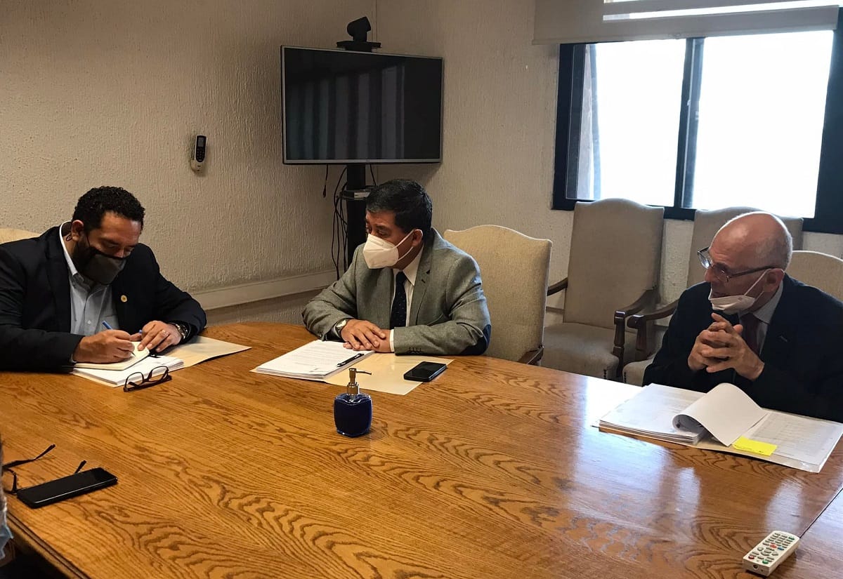 Comprometen fondos para reconstruir escuela incendiada en atentado hace dos años en Cañete