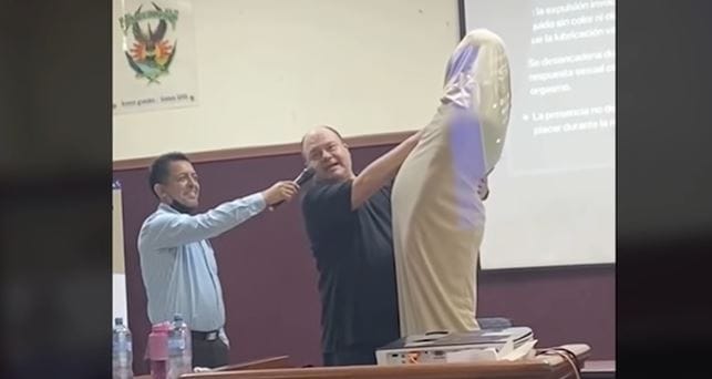 “El niño condón”: Profesor se hace viral con particular clase de educación sexual