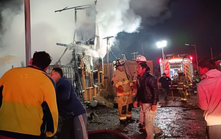 Suben a nueve los fallecidos por incendio en campamento de Alto Hospicio