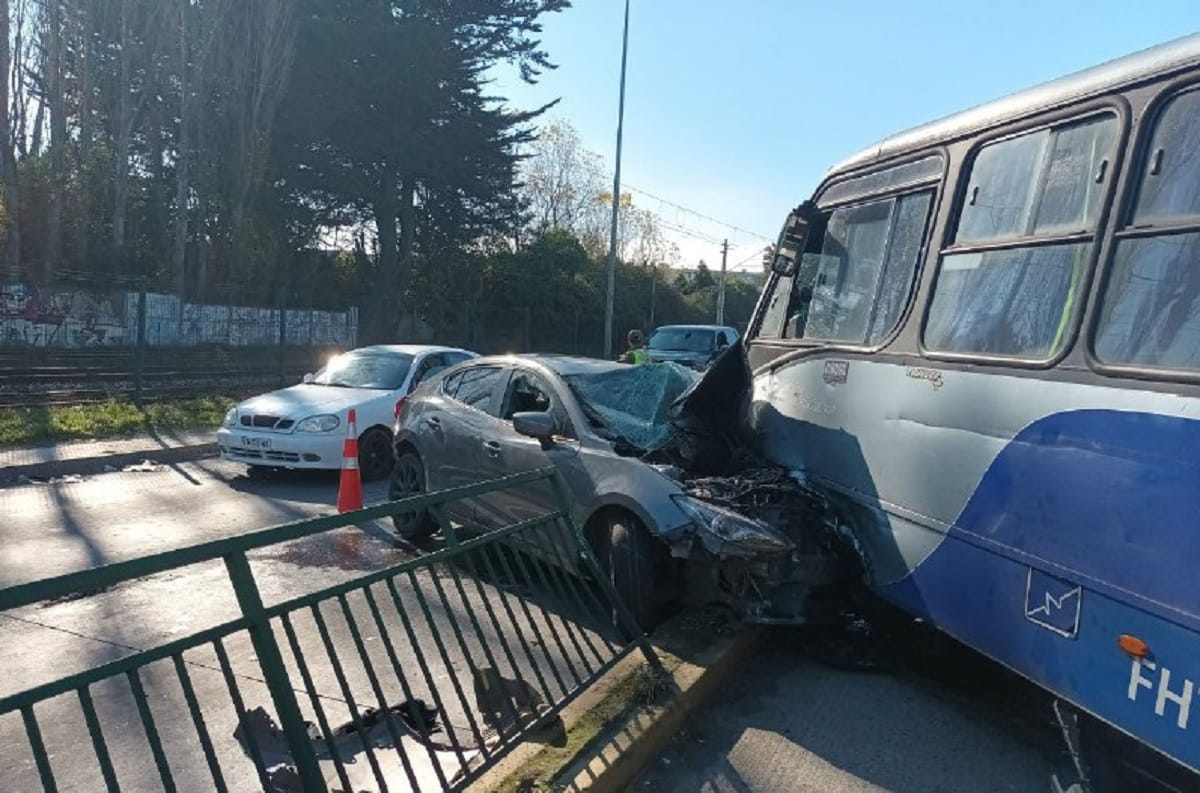 Al menos 10 lesionados dejó colisión a alta energía entre bus y automóvil en San Pedro de la Paz