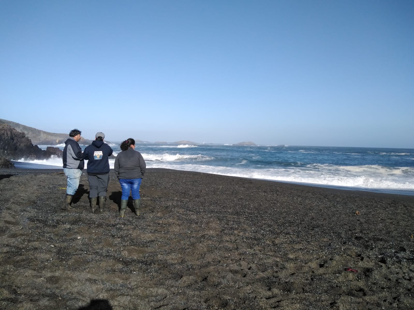 Buscan a niño que fue arrastrado por el oleaje en playa de Ancud: Su madre fue encontrada con vida