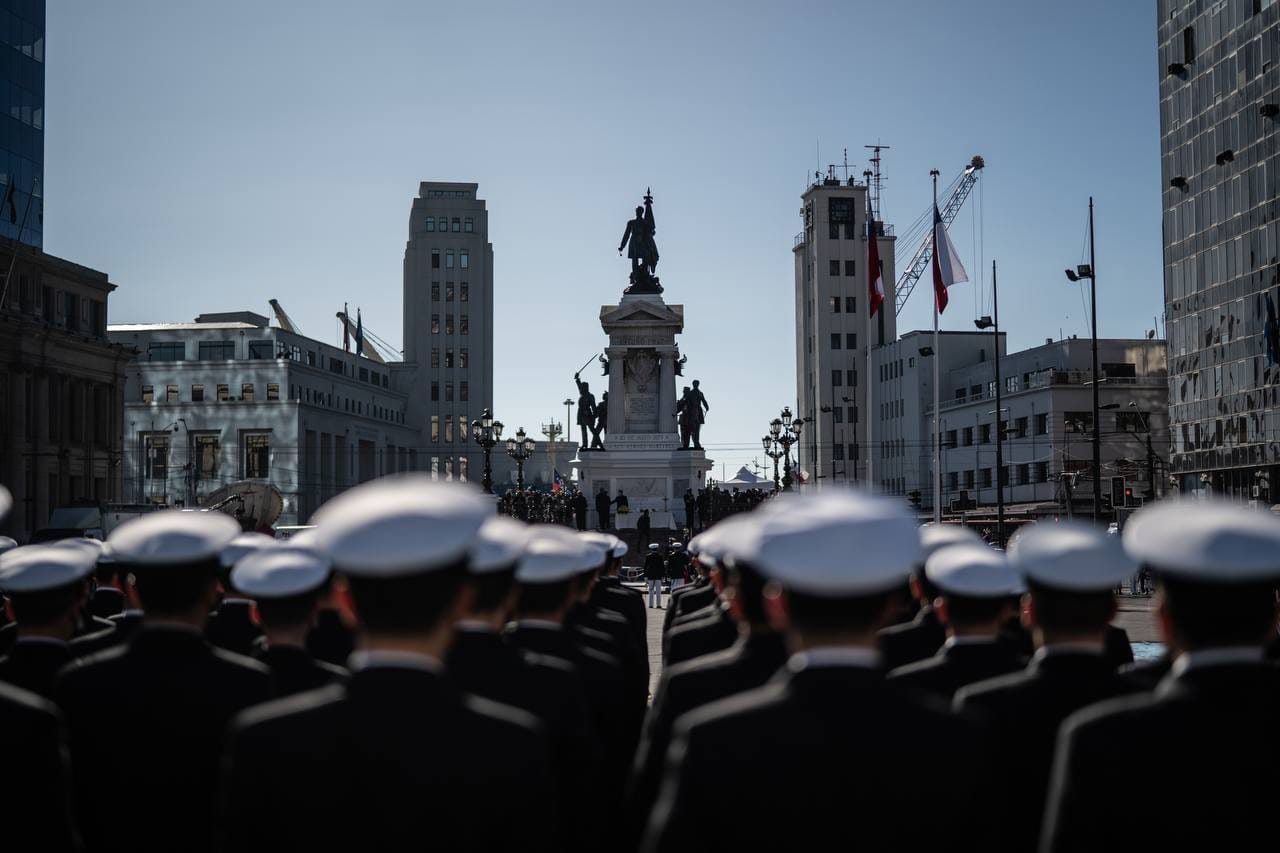 Comandante en jefe de la Armada se disculpa con Boric por declaraciones del almirante (R) Vergara