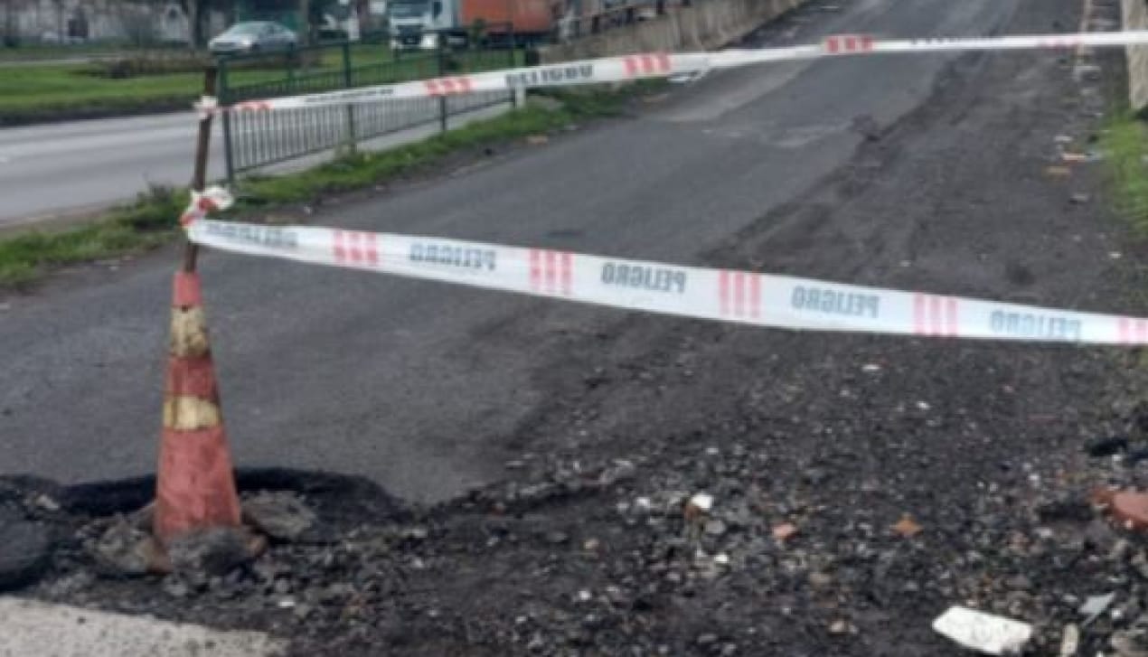 Peligroso socavón en El Trébol sigue sin responsables: Alcalde de Hualpén insiste en que no pertenece a su comuna