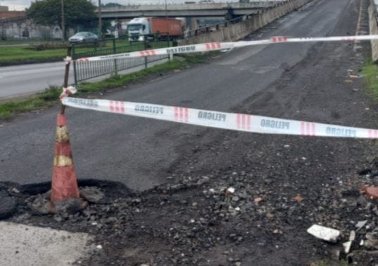 Afectados no saben dónde recurrir: ¿Quién responde por socavón pincha autos en El Trébol?