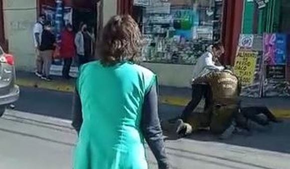 Viralizan video de ataque a combos contra un carabinero: Transeúntes ayudaron al uniformado