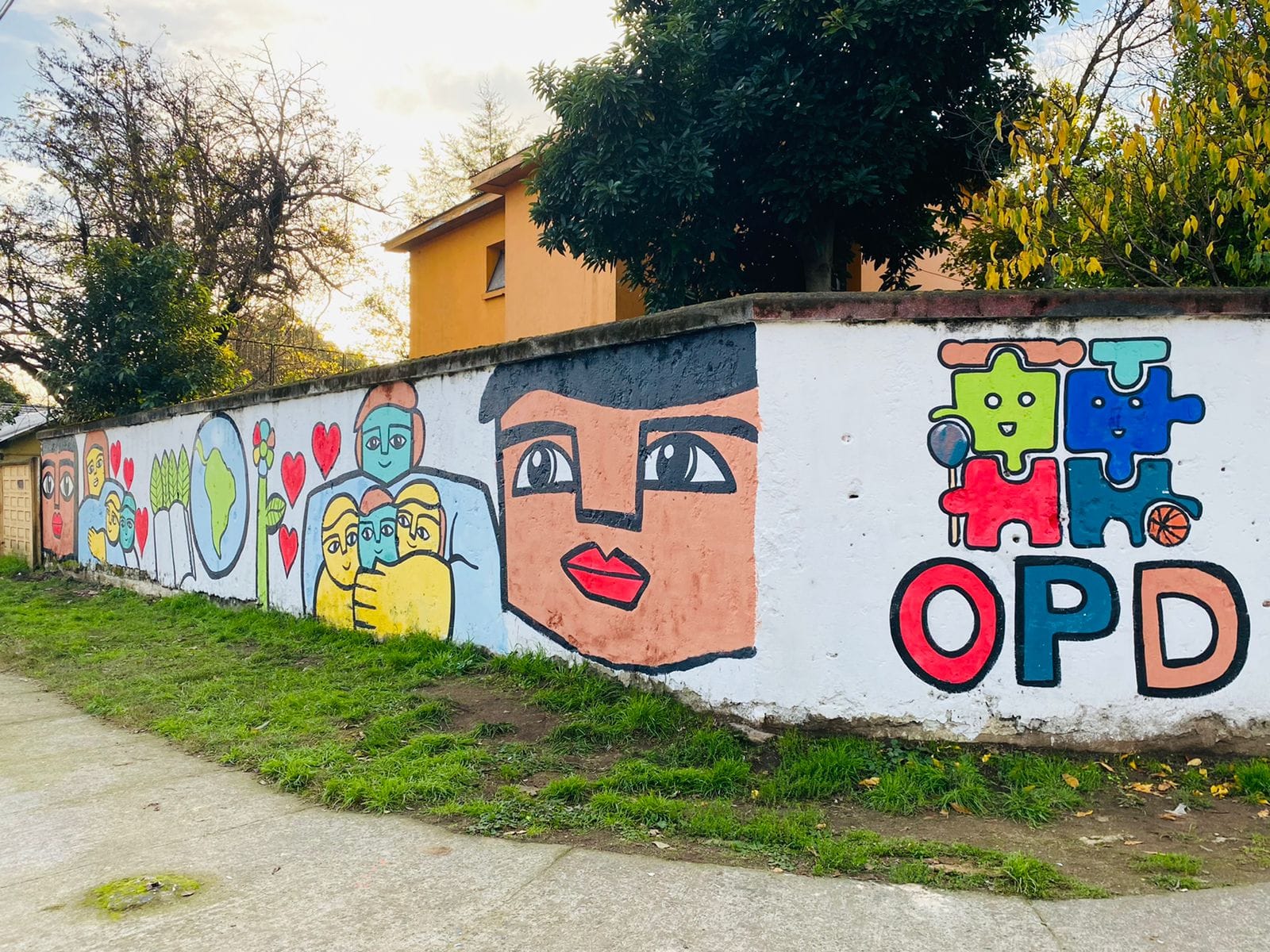 Niños, niñas y adolescentes de Chiguayante pintaron mural inclusivo para impulsar sus derechos