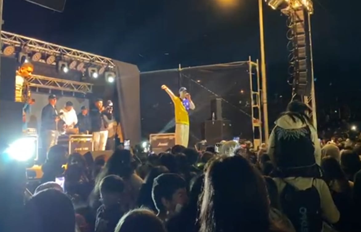 Pailita publicó foto besando en la boca a su madre: Tras ofensivos comentarios acusó “daño psicológico”