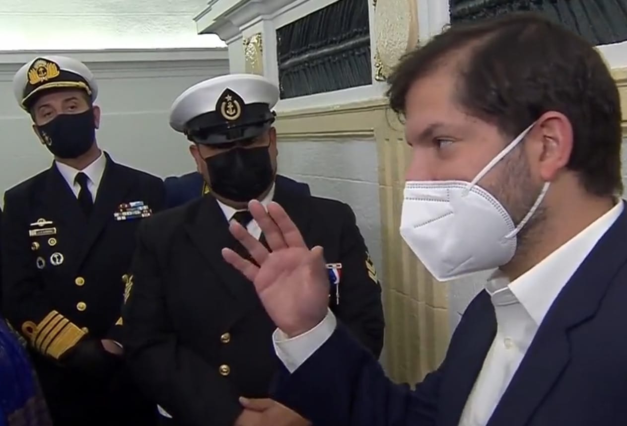 Presidente Boric recordó anécdota sobre el billete de $10 mil tras visitar tumba de Prat