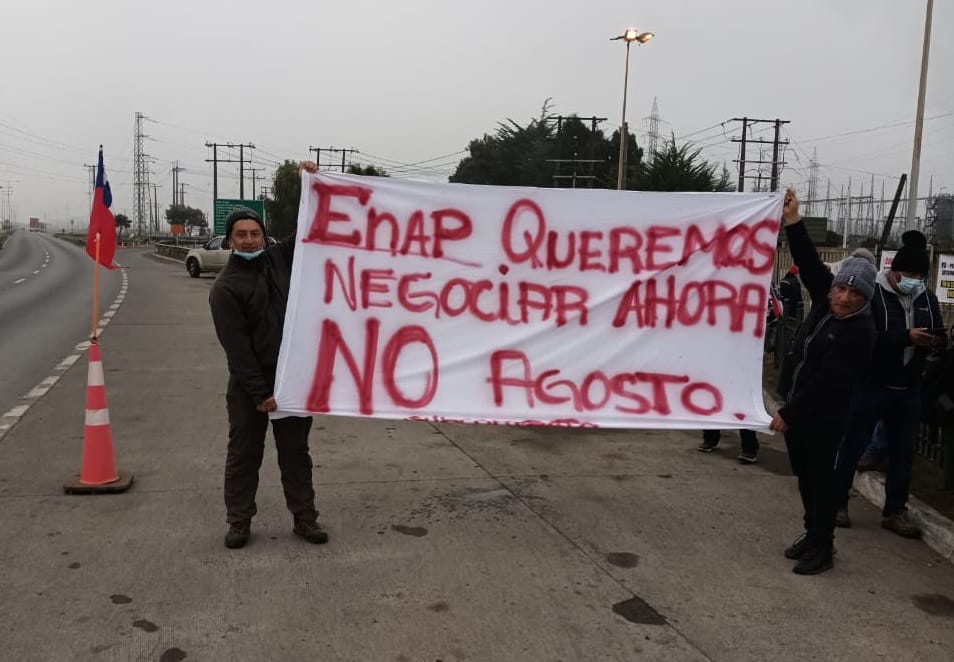 Trabajadores subcontratados de Enap en Hualpén cumplen cuarto día de huelga