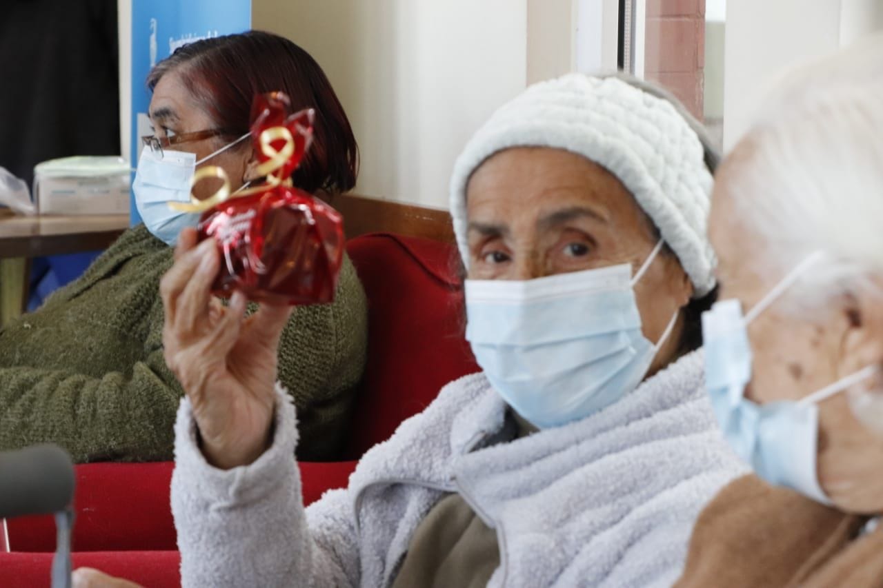 Adultas mayores reciben regalos por el Día de la Madre en San Pedro de la Paz