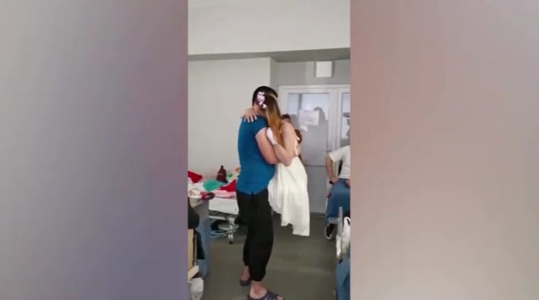 Enfermera ucraniana perdió sus dos piernas: Se casó y bailó con su esposo el primer baile nupcial