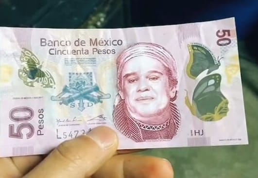 Insólito: Joven fue estafado con billete falso impreso con la cara de Juan Gabriel