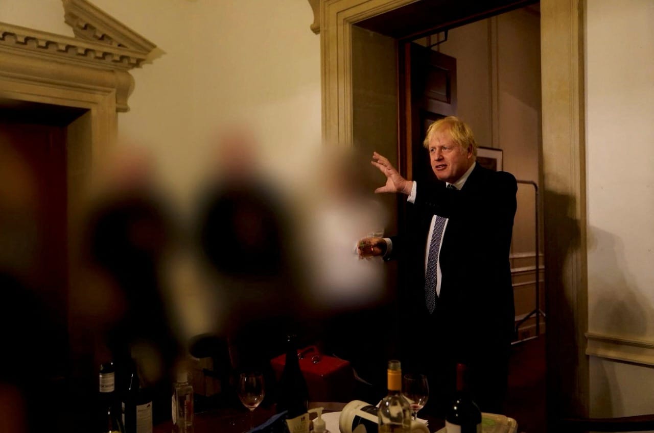 “Me siento humillado”: Boris Johnson asume responsabilidad por fiestas ilegales en su oficina