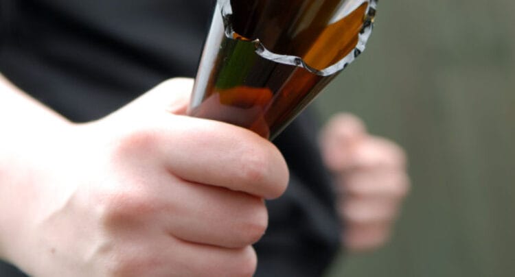 Murió el hombre que recibió un botellazo en la cabeza por guiñarle el ojo a una mujer