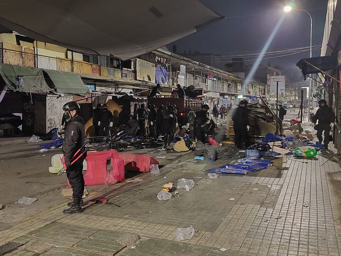Incautan dos armas blancas en desalojo de toldos del comercio ambulante en barrio Meiggs