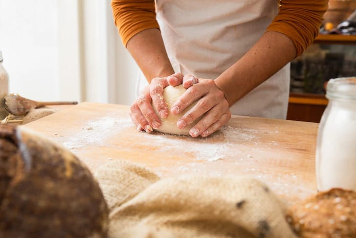 Mujer falleció mientras cocinaba empanadas: Su bufanda se atoró en una amasadora