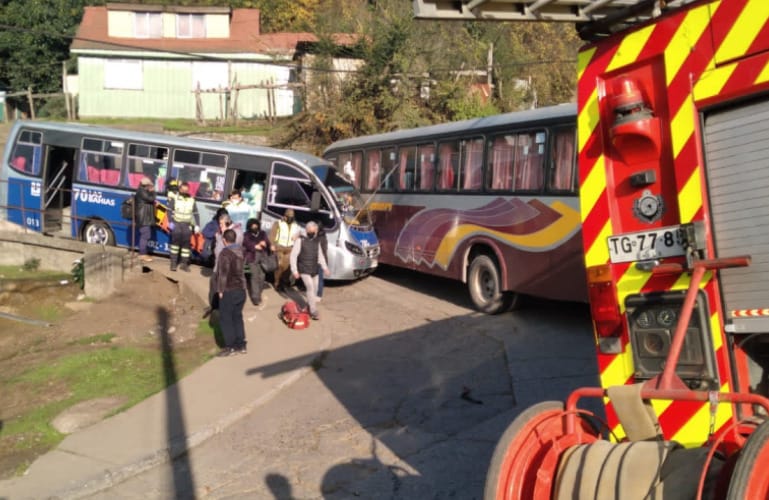 Una micro y un bus colisionaron en curva de la subida del Puente de Arcos en Talcahuano