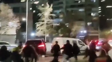 Boric visitó a periodista baleada durante marcha: Personas lo insultaron y golpearon su auto