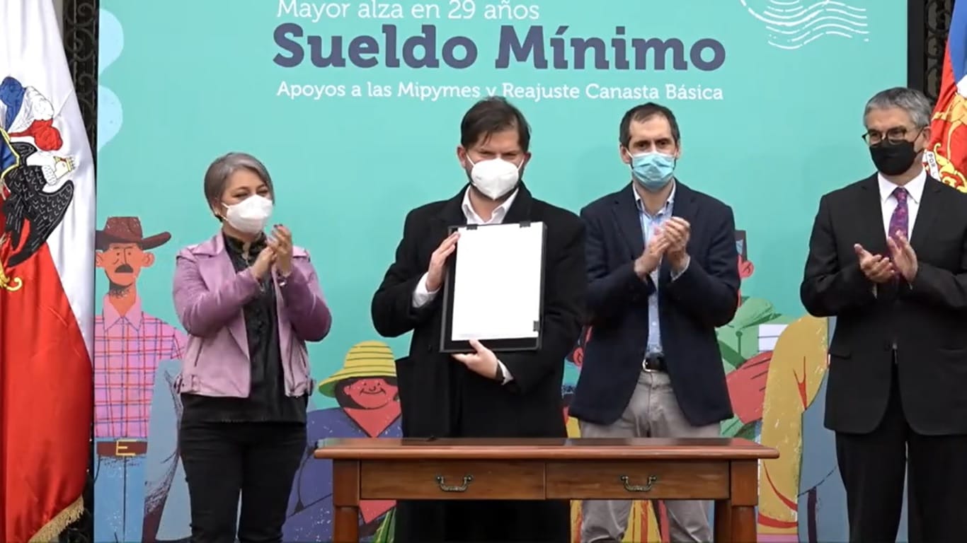 Promulgan ley que reajustará sueldo mínimo a $400 mil y entrega subvenciones a las Mipymes