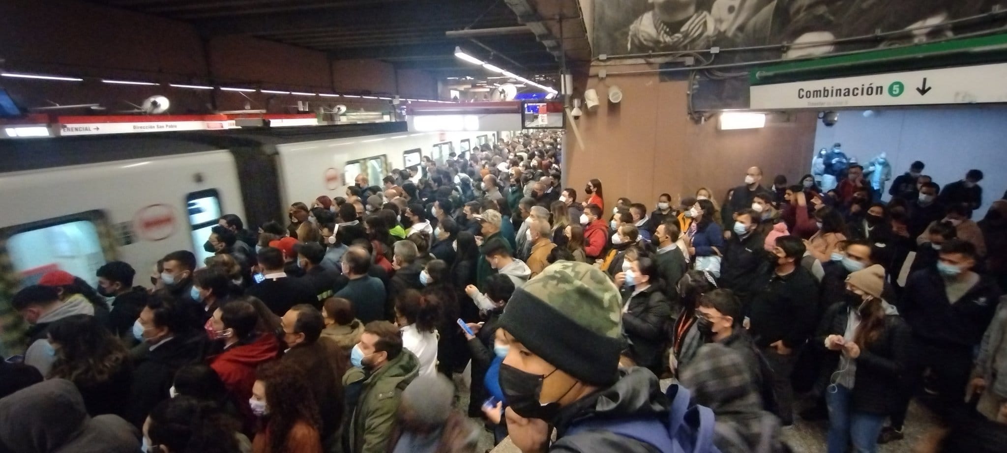 Vagón del Metro de Santiago impactó a sujeto que escapó por las vías tras robar un celular