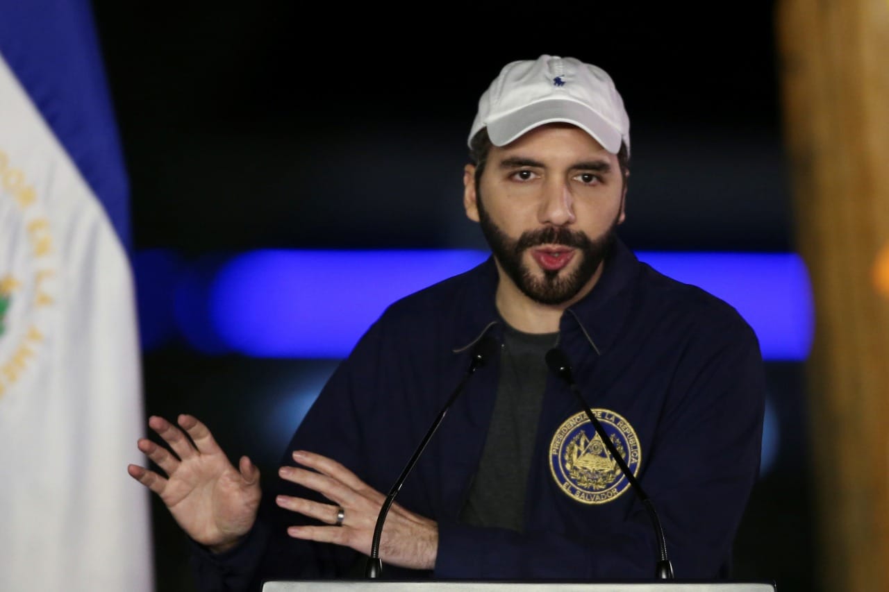 Encuesta revela que siete de cada diez salvadoreños apoyarían reelección de Bukele