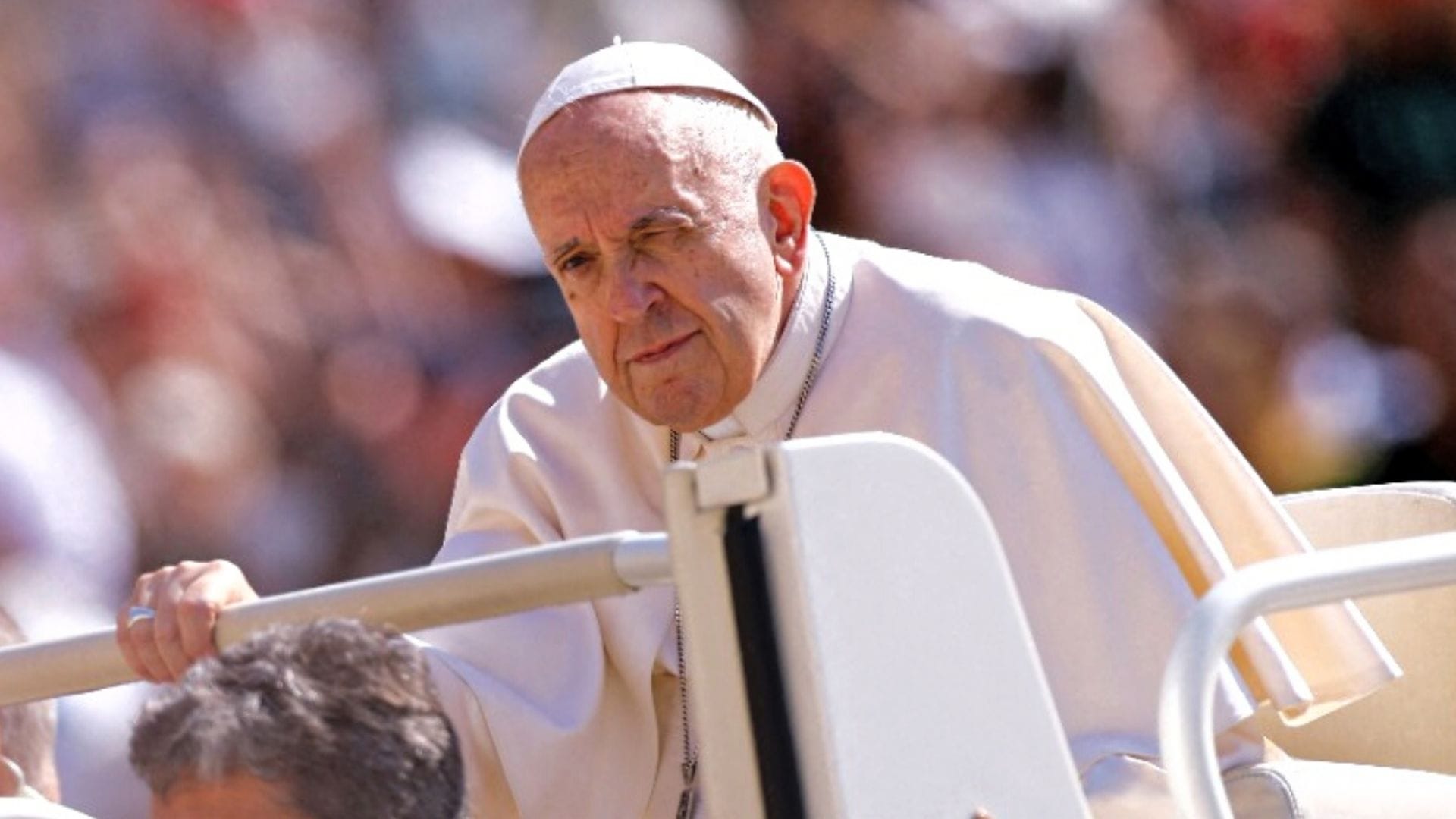 “¿Sabes lo que necesito…? Un poco de tequila”: Papa Francisco bromeó con su estado de salud
