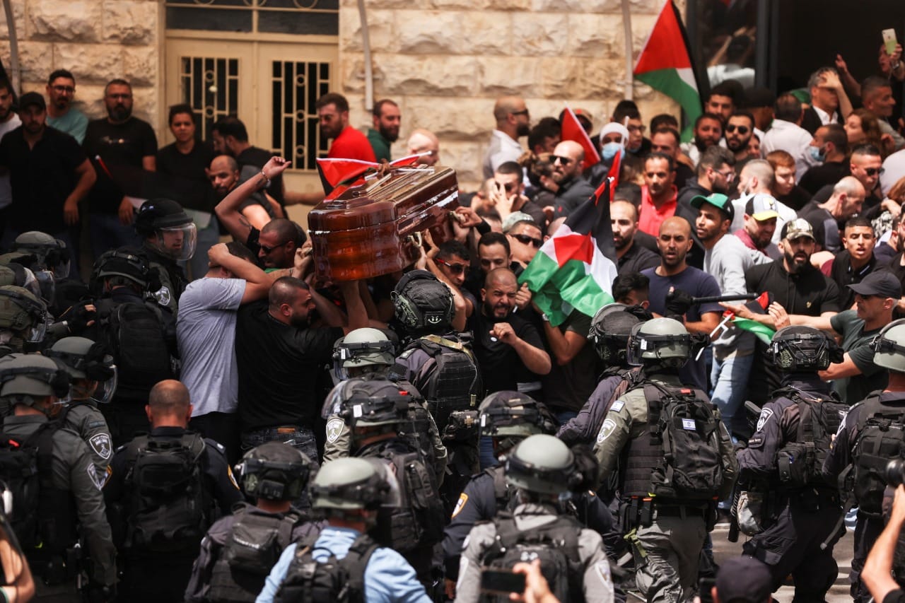 Policía israelí se enfrenta a asistentes al funeral de periodista palestina asesinada en Cisjordania