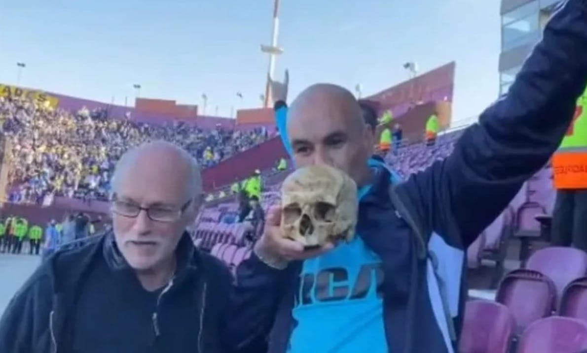 Fanático del futbol se volvió viral tras llevar el cráneo de su abuelo a un partido