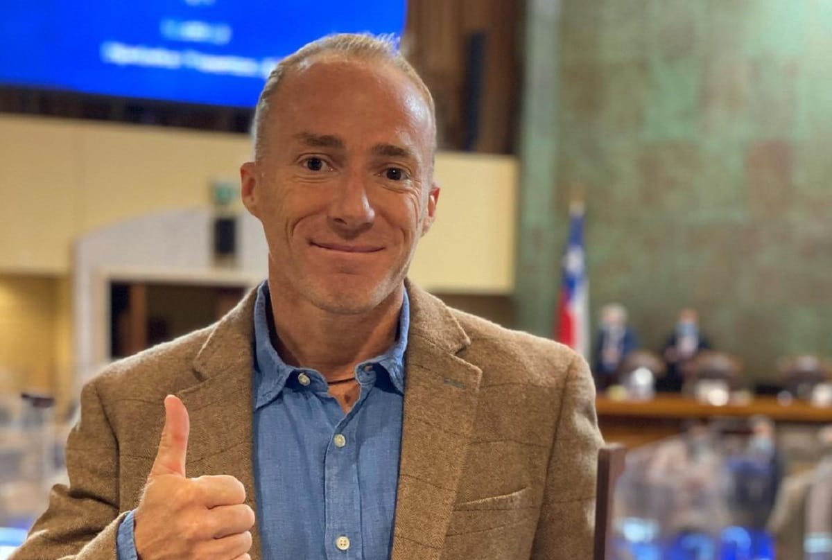 “Saco raj…”: Senador Keitel dio fea respuesta a apoderada de Escuela de Fútbol de Coronel