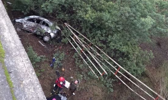 Automóvil cayó desde el puente Juan Pablo II: Conductor es rescatado por Bomberos