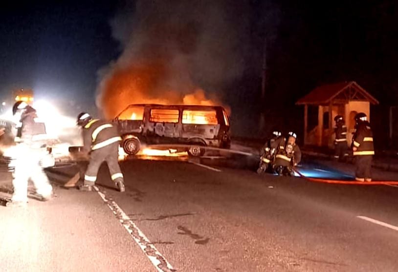 Millonario asalto a peaje en la Región del Biobío: Habrían incendiado vehículo para distraer