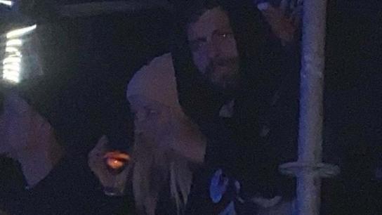Se filtra fotografía de Gerard Piqué encapuchado junto con una rubia durante fiesta en Estocolmo