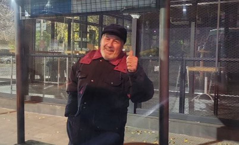 Emotiva historia: Abuelo cuida su nieta todos los días, en la madrugada, mientras ella espera bus