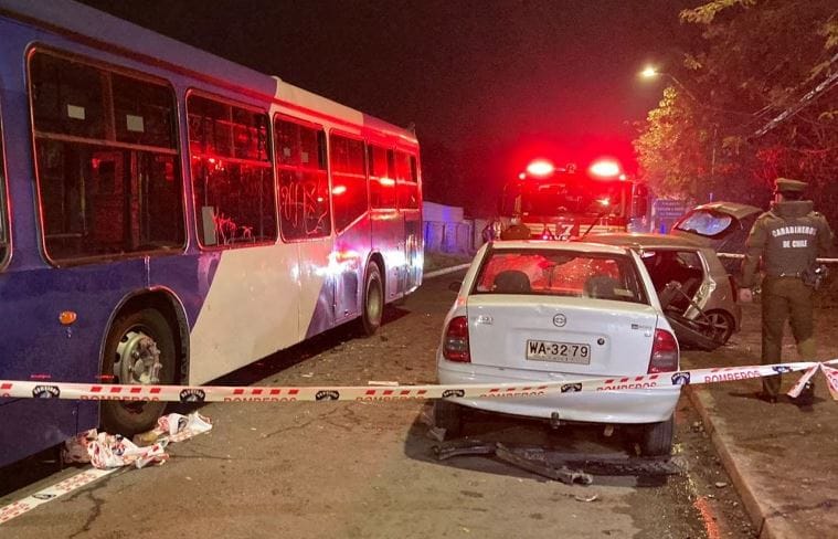 Una madre y su hija de 13 años fallecen tras colisión con un bus luego de maniobra de adelantamiento