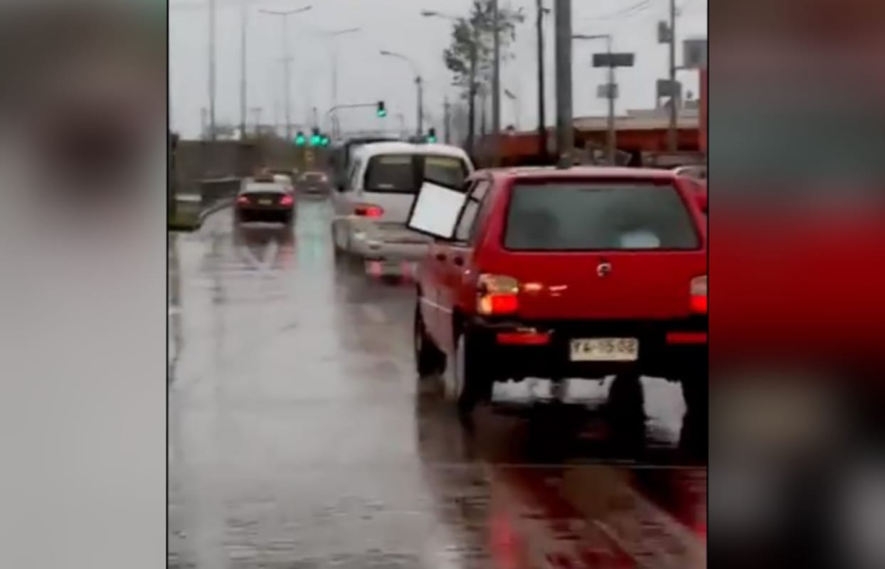 Conductor usó espejo de pared como retrovisor lateral: Graban imprudente acción en Coronel