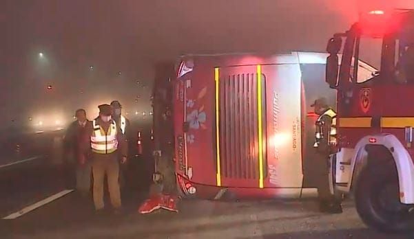 Bus que tomó pasajeros en el Biobío volcó en la Ruta 5 Sur: Un fallecido y múltiples heridos