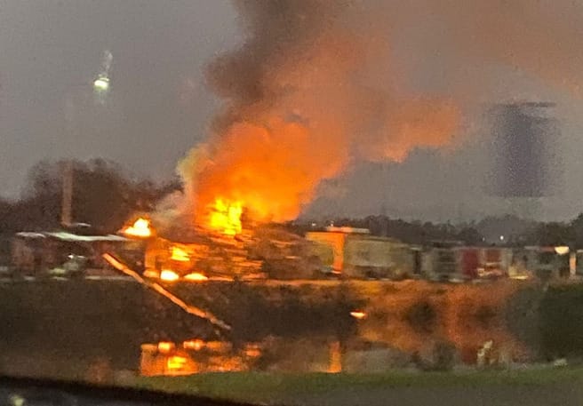 Talcahuano: Bus de comida rápida se incendia entre los carros ubicados frente al casino
