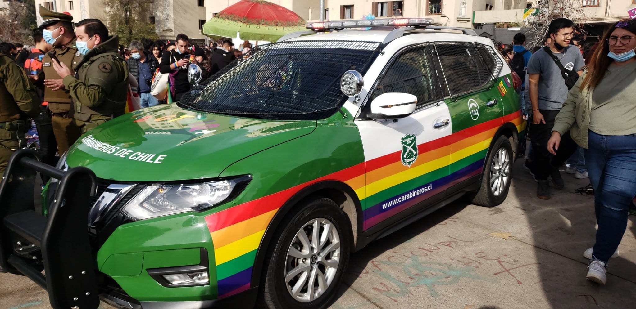 Carabineros presentó patrulla con colores de la diversidad sexual en Marcha del Orgullo 2022